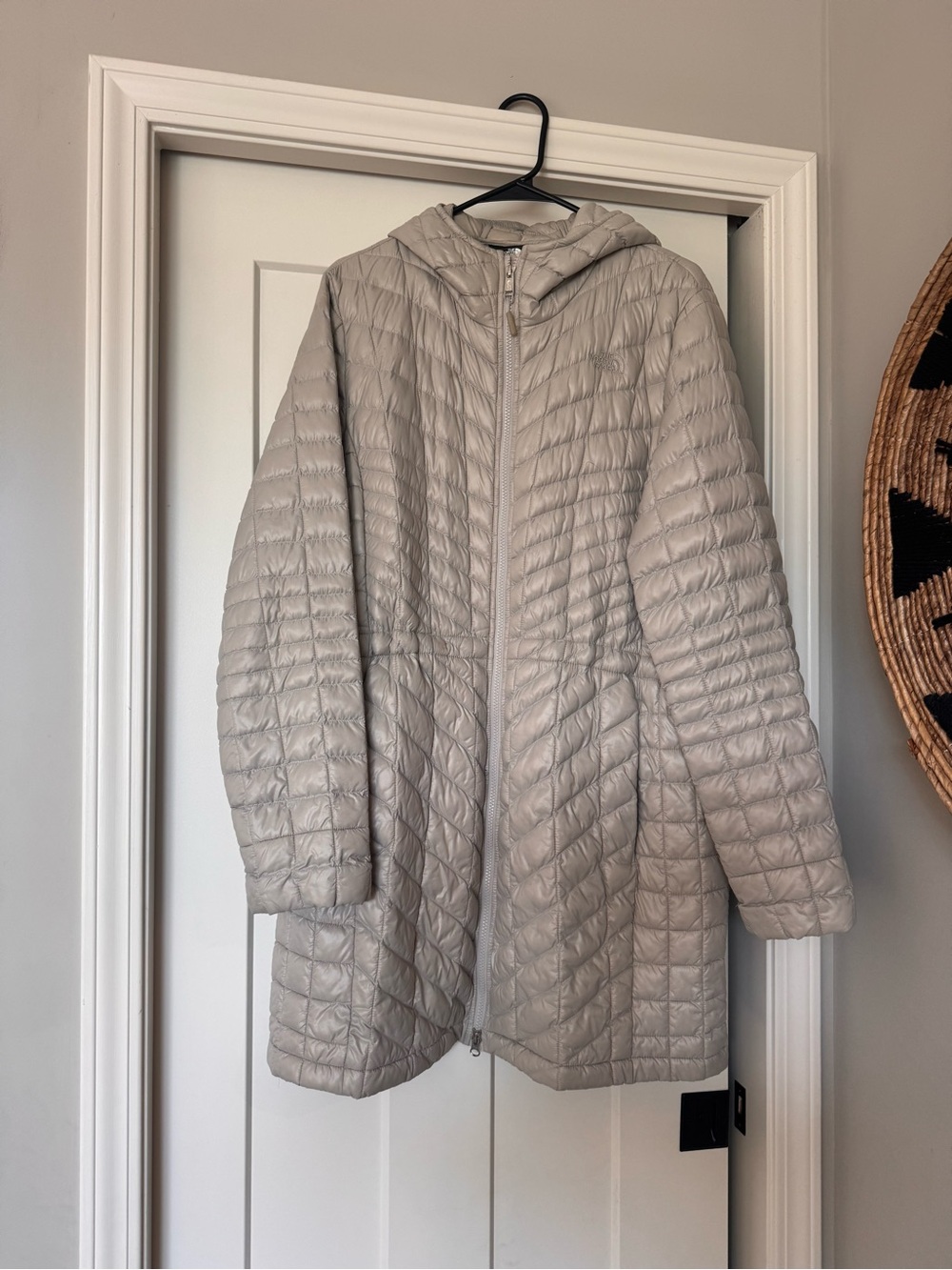 North face Light Gray/silver Quilted Hooded Jacket. Extra large.